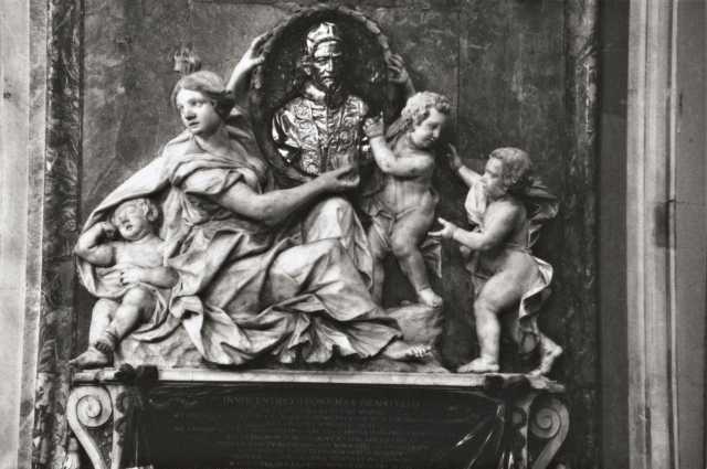 Guidi. Monumento Innocenzo XII Pignatelli (1696) Napoli Duomo — insieme
